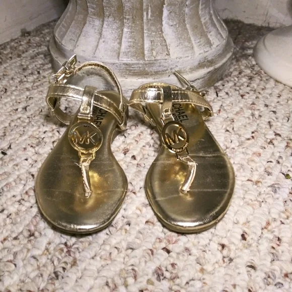 Michael Kors Toddler Girl's Gold Metallic MK Charm Thong Back Strap Sandals - Picture 9 of 9